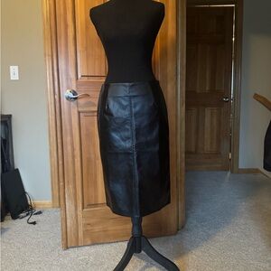 Women's Black Faux Leather Pencil Skirt - Sleek Tailored Fit